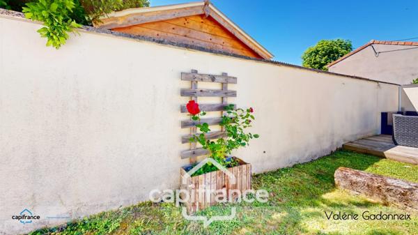 Gensac-La-Pallue, à vendre, Maison de Maître, en pierre, 6 chambres, piscine, grange de 118 m2, le tout sur une parcelle cadastrée de 1314 m2.