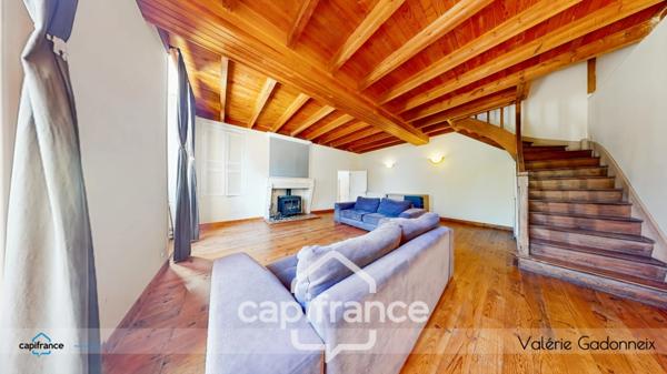 Gensac-La-Pallue, à vendre, Maison de Maître, en pierre, 6 chambres, piscine, grange de 118 m2, le tout sur une parcelle cadastrée de 1314 m2.