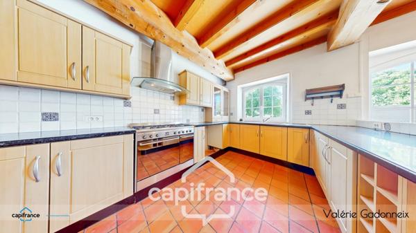 Gensac-La-Pallue, à vendre, Maison de Maître, en pierre, 6 chambres, piscine, grange de 118 m2, le tout sur une parcelle cadastrée de 1314 m2.