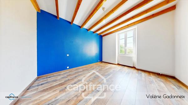 Gensac-La-Pallue, à vendre, Maison de Maître, en pierre, 6 chambres, piscine, grange de 118 m2, le tout sur une parcelle cadastrée de 1314 m2.