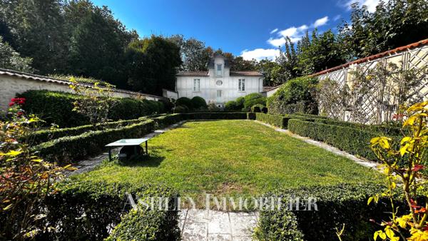 A VENDRE HOTEL PARTICULIER CENTRE VILLE DE LA ROCHELLE