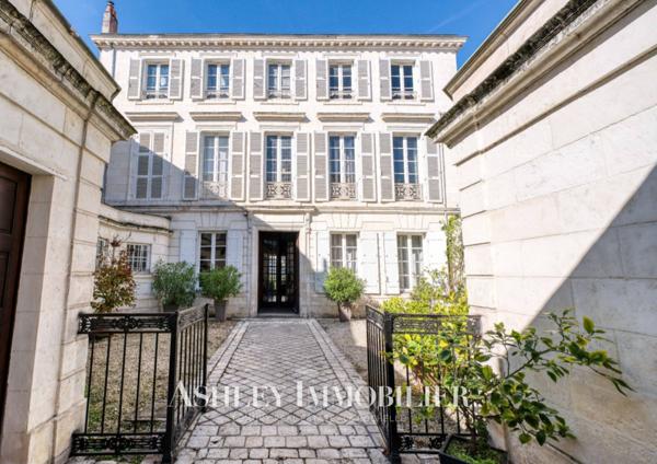 A VENDRE HOTEL PARTICULIER CENTRE VILLE DE LA ROCHELLE