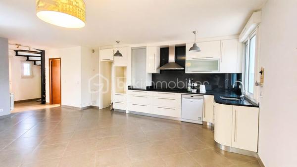 EXCLUSIVITE - opportunité à saisir : maison de 95 M2 habitable dans un lotissement, à 15 minutes à pied de la gare de Saint-leu-la-forêt et proximité de grandes surfaces commerciales.
Cette maison édifiée sur un terrain de 151 m2 vous propose à l'étage, 2 chambres avec bureau (possibilité d'en faire une 4ème chambre), salle de bains, wc. Les combles sont aménagées en une chambre spacieuse. Au rez-de-chaussée, une grande pièce de 36m2 avec cheminée, faisant office de cuisine, salon, salle à manger vous accueille.
Cette maison se situe dans une impasse au calme. Elle n'attend plus que vous !
Aucun travaux à prévoir, vous n'avez plus qu'à poser vos valises !
Ce bien fait partie d'un groupement d'habitations appelé les "lutins" : 100 euros de charge par an