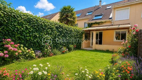 EXCLUSIVITE - opportunité à saisir : maison de 95 M2 habitable dans un lotissement, à 15 minutes à pied de la gare de Saint-leu-la-forêt et proximité de grandes surfaces commerciales.
Cette maison édifiée sur un terrain de 151 m2 vous propose à l'étage, 2 chambres avec bureau (possibilité d'en faire une 4ème chambre), salle de bains, wc. Les combles sont aménagées en une chambre spacieuse. Au rez-de-chaussée, une grande pièce de 36m2 avec cheminée, faisant office de cuisine, salon, salle à manger vous accueille.
Cette maison se situe dans une impasse au calme. Elle n'attend plus que vous !
Aucun travaux à prévoir, vous n'avez plus qu'à poser vos valises !
Ce bien fait partie d'un groupement d'habitations appelé les "lutins" : 100 euros de charge par an