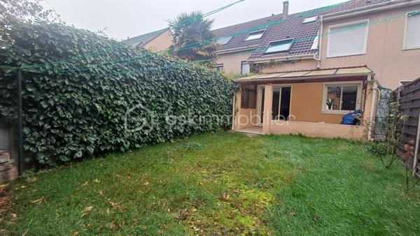 EXCLUSIVITE - opportunité à saisir : maison de 95 M2 habitable dans un lotissement, à 15 minutes à pied de la gare de Saint-leu-la-forêt et proximité de grandes surfaces commerciales.
Cette maison édifiée sur un terrain de 151 m2 vous propose à l'étage, 2 chambres avec bureau (possibilité d'en faire une 4ème chambre), salle de bains, wc. Les combles sont aménagées en une chambre spacieuse. Au rez-de-chaussée, une grande pièce de 36m2 avec cheminée, faisant office de cuisine, salon, salle à manger vous accueille.
Cette maison se situe dans une impasse au calme. Elle n'attend plus que vous !
Aucun travaux à prévoir, vous n'avez plus qu'à poser vos valises !
Ce bien fait partie d'un groupement d'habitations appelé les "lutins" : 100 euros de charge par an