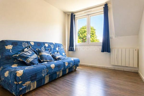 EXCLUSIVITE - opportunité à saisir : maison de 95 M2 habitable dans un lotissement, à 15 minutes à pied de la gare de Saint-leu-la-forêt et proximité de grandes surfaces commerciales.
Cette maison édifiée sur un terrain de 151 m2 vous propose à l'étage, 2 chambres avec bureau (possibilité d'en faire une 4ème chambre), salle de bains, wc. Les combles sont aménagées en une chambre spacieuse. Au rez-de-chaussée, une grande pièce de 36m2 avec cheminée, faisant office de cuisine, salon, salle à manger vous accueille.
Cette maison se situe dans une impasse au calme. Elle n'attend plus que vous !
Aucun travaux à prévoir, vous n'avez plus qu'à poser vos valises !
Ce bien fait partie d'un groupement d'habitations appelé les "lutins" : 100 euros de charge par an