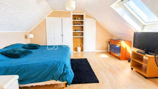 EXCLUSIVITE - opportunité à saisir : maison de 95 M2 habitable dans un lotissement, à 15 minutes à pied de la gare de Saint-leu-la-forêt et proximité de grandes surfaces commerciales.
Cette maison édifiée sur un terrain de 151 m2 vous propose à l'étage, 2 chambres avec bureau (possibilité d'en faire une 4ème chambre), salle de bains, wc. Les combles sont aménagées en une chambre spacieuse. Au rez-de-chaussée, une grande pièce de 36m2 avec cheminée, faisant office de cuisine, salon, salle à manger vous accueille.
Cette maison se situe dans une impasse au calme. Elle n'attend plus que vous !
Aucun travaux à prévoir, vous n'avez plus qu'à poser vos valises !
Ce bien fait partie d'un groupement d'habitations appelé les "lutins" : 100 euros de charge par an
