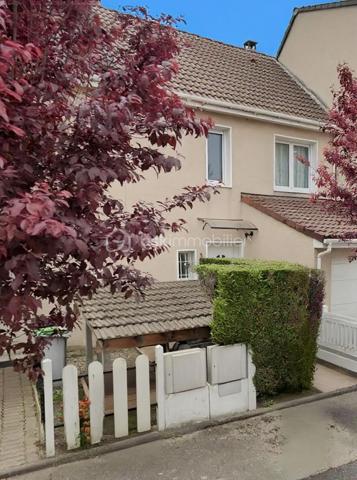 EXCLUSIVITE - opportunité à saisir : maison de 95 M2 habitable dans un lotissement, à 15 minutes à pied de la gare de Saint-leu-la-forêt et proximité de grandes surfaces commerciales.
Cette maison édifiée sur un terrain de 151 m2 vous propose à l'étage, 2 chambres avec bureau (possibilité d'en faire une 4ème chambre), salle de bains, wc. Les combles sont aménagées en une chambre spacieuse. Au rez-de-chaussée, une grande pièce de 36m2 avec cheminée, faisant office de cuisine, salon, salle à manger vous accueille.
Cette maison se situe dans une impasse au calme. Elle n'attend plus que vous !
Aucun travaux à prévoir, vous n'avez plus qu'à poser vos valises !
Ce bien fait partie d'un groupement d'habitations appelé les "lutins" : 100 euros de charge par an
