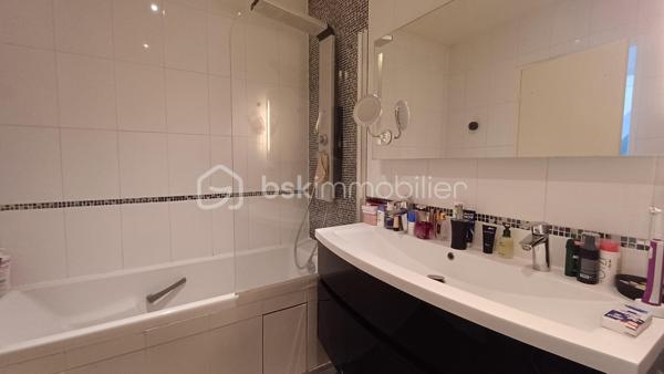EXCLUSIVITE - opportunité à saisir : maison de 95 M2 habitable dans un lotissement, à 15 minutes à pied de la gare de Saint-leu-la-forêt et proximité de grandes surfaces commerciales.
Cette maison édifiée sur un terrain de 151 m2 vous propose à l'étage, 2 chambres avec bureau (possibilité d'en faire une 4ème chambre), salle de bains, wc. Les combles sont aménagées en une chambre spacieuse. Au rez-de-chaussée, une grande pièce de 36m2 avec cheminée, faisant office de cuisine, salon, salle à manger vous accueille.
Cette maison se situe dans une impasse au calme. Elle n'attend plus que vous !
Aucun travaux à prévoir, vous n'avez plus qu'à poser vos valises !
Ce bien fait partie d'un groupement d'habitations appelé les "lutins" : 100 euros de charge par an