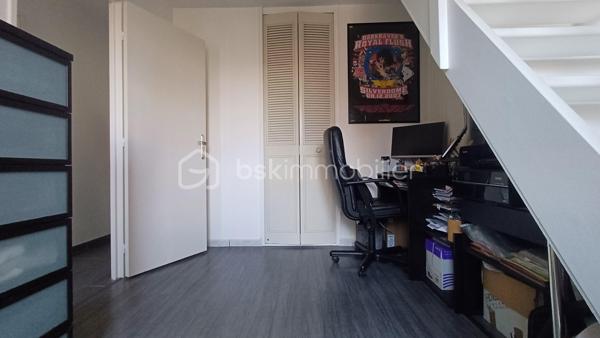 EXCLUSIVITE - opportunité à saisir : maison de 95 M2 habitable dans un lotissement, à 15 minutes à pied de la gare de Saint-leu-la-forêt et proximité de grandes surfaces commerciales.
Cette maison édifiée sur un terrain de 151 m2 vous propose à l'étage, 2 chambres avec bureau (possibilité d'en faire une 4ème chambre), salle de bains, wc. Les combles sont aménagées en une chambre spacieuse. Au rez-de-chaussée, une grande pièce de 36m2 avec cheminée, faisant office de cuisine, salon, salle à manger vous accueille.
Cette maison se situe dans une impasse au calme. Elle n'attend plus que vous !
Aucun travaux à prévoir, vous n'avez plus qu'à poser vos valises !
Ce bien fait partie d'un groupement d'habitations appelé les "lutins" : 100 euros de charge par an