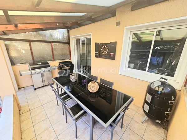 EXCLUSIVITE - opportunité à saisir : maison de 95 M2 habitable dans un lotissement, à 15 minutes à pied de la gare de Saint-leu-la-forêt et proximité de grandes surfaces commerciales.
Cette maison édifiée sur un terrain de 151 m2 vous propose à l'étage, 2 chambres avec bureau (possibilité d'en faire une 4ème chambre), salle de bains, wc. Les combles sont aménagées en une chambre spacieuse. Au rez-de-chaussée, une grande pièce de 36m2 avec cheminée, faisant office de cuisine, salon, salle à manger vous accueille.
Cette maison se situe dans une impasse au calme. Elle n'attend plus que vous !
Aucun travaux à prévoir, vous n'avez plus qu'à poser vos valises !
Ce bien fait partie d'un groupement d'habitations appelé les "lutins" : 100 euros de charge par an