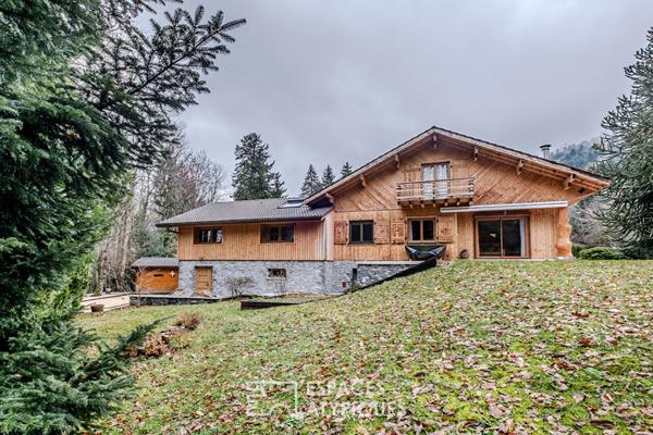 Chalet contemporain esprit « trappeur chic » et son parc boisé