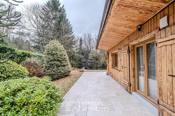 Chalet contemporain esprit « trappeur chic » et son parc boisé