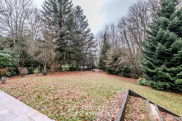 Chalet contemporain esprit « trappeur chic » et son parc boisé