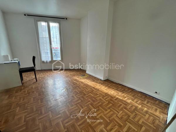 *******Visite sur RDV. Le professionnel de l’immobilier est soumis à une obligation d’identification et de vérification de l’identité de son client. C’est l’article 561-1 du COMOFI (Code Monétaire et Financier) qui met en place cette obligation.******

****Vente sous réserve de vérification du financement de l'acquéreur ****

PANTIN, Avenue Edouard Vaillant limite Porte de la Villette, immeuble haussmannien de 1910, partie commune rénovée, appartement lumineux situé au 1er étage sur 5 sans ascenseur, comprenant une entrée avec placard, un salon, cuisine (possibilité de l'ouvrir au salon), un wc séparé, une chambre avec placard, une salle de bain.

Les +++ : 
- Electricité refait à neuf (juin 2026)!
- Radiateurs électrique neufs
- Petite copropriété de 10 appartements, façade immeuble propre, fenêtres double vitrage PVC de 2024, aucun travaux de prévu dans la copropriété.

Travaux de rafraichissement à prévoir.

Commerces, écoles, crèche, bus à proximités, M° L7 - Aubervilliers Pantin Quatre Chemins

N'hésitez pas à me contacter pour plus d'informations ou une visite.

*******Visite sur RDV. Le professionnel de l’immobilier est soumis à une obligation d’identification et de vérification de l’identité de son client. C’est l’article 561-1 du COMOFI (Code Monétaire et Financier) qui met en place cette obligation.******

****Vente sous réserve de vérification du financement de l'acquéreur ****