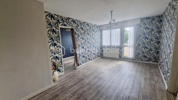 En EXCLUSIVITÉ, sur la commune de NANTES, dans le  quartier ERDRE - LA BEAUJOIRE, quartier recherché, au calme et proches des commerces, je vous propose ce bel appartement de Type 4.

Au 4ème et DERNIER ETAGE, avec Ascenseur,  vous profiterez de :

Un HALL d'entrée avec placard, une cuisine AMÉNAGÉE et ÉQUIPÉE,  une PIECE DE VIE  avec Balcon, une chambre donnant également sur ce Balcon.
Un dégagement vous amène vers le coin nuit avec  2 autres chambres avec placards, une salle d'eau et un wc indépendant. 

De beaux volumes avec beaucoup de rangements pour cet appartement LUMINEUX et FONCTIONNEL..  Fenêtres PVC double vitrage, charges 1600/an 

Un Local à vélo, une place de PARKING complète ce bien.  Possibilité d'acquérir un BOX FERMÉ de 12 m2 env. 

LA RÉSIDENCE est entourée de verdure, dans un environnement paisible, proche de toutes les commodités. 

Idéal PREMIÈRE ACQUISITION  ou INVESTISSEUR   

Contact pour visite : Véronique PERROUIN au 06 66 06 50 01 ou par mail vperrouin@bskimmobilier.com ou Isabelle BASSAC au 06 33 64 15 64, mail i.bassac@bskimmobilier.com