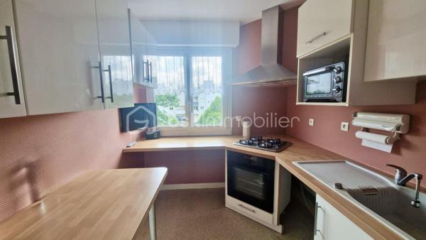 En EXCLUSIVITÉ, sur la commune de NANTES, dans le  quartier ERDRE - LA BEAUJOIRE, quartier recherché, au calme et proches des commerces, je vous propose ce bel appartement de Type 4.

Au 4ème et DERNIER ETAGE, avec Ascenseur,  vous profiterez de :

Un HALL d'entrée avec placard, une cuisine AMÉNAGÉE et ÉQUIPÉE,  une PIECE DE VIE  avec Balcon, une chambre donnant également sur ce Balcon.
Un dégagement vous amène vers le coin nuit avec  2 autres chambres avec placards, une salle d'eau et un wc indépendant. 

De beaux volumes avec beaucoup de rangements pour cet appartement LUMINEUX et FONCTIONNEL..  Fenêtres PVC double vitrage, charges 1600/an 

Un Local à vélo, une place de PARKING complète ce bien.  Possibilité d'acquérir un BOX FERMÉ de 12 m2 env. 

LA RÉSIDENCE est entourée de verdure, dans un environnement paisible, proche de toutes les commodités. 

Idéal PREMIÈRE ACQUISITION  ou INVESTISSEUR   

Contact pour visite : Véronique PERROUIN au 06 66 06 50 01 ou par mail vperrouin@bskimmobilier.com ou Isabelle BASSAC au 06 33 64 15 64, mail i.bassac@bskimmobilier.com
