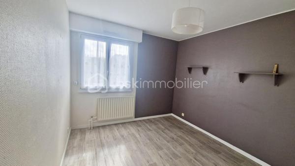 En EXCLUSIVITÉ, sur la commune de NANTES, dans le  quartier ERDRE - LA BEAUJOIRE, quartier recherché, au calme et proches des commerces, je vous propose ce bel appartement de Type 4.

Au 4ème et DERNIER ETAGE, avec Ascenseur,  vous profiterez de :

Un HALL d'entrée avec placard, une cuisine AMÉNAGÉE et ÉQUIPÉE,  une PIECE DE VIE  avec Balcon, une chambre donnant également sur ce Balcon.
Un dégagement vous amène vers le coin nuit avec  2 autres chambres avec placards, une salle d'eau et un wc indépendant. 

De beaux volumes avec beaucoup de rangements pour cet appartement LUMINEUX et FONCTIONNEL..  Fenêtres PVC double vitrage, charges 1600/an 

Un Local à vélo, une place de PARKING complète ce bien.  Possibilité d'acquérir un BOX FERMÉ de 12 m2 env. 

LA RÉSIDENCE est entourée de verdure, dans un environnement paisible, proche de toutes les commodités. 

Idéal PREMIÈRE ACQUISITION  ou INVESTISSEUR   

Contact pour visite : Véronique PERROUIN au 06 66 06 50 01 ou par mail vperrouin@bskimmobilier.com ou Isabelle BASSAC au 06 33 64 15 64, mail i.bassac@bskimmobilier.com
