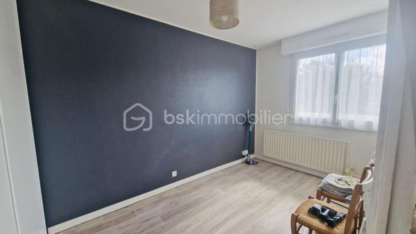 En EXCLUSIVITÉ, sur la commune de NANTES, dans le  quartier ERDRE - LA BEAUJOIRE, quartier recherché, au calme et proches des commerces, je vous propose ce bel appartement de Type 4.

Au 4ème et DERNIER ETAGE, avec Ascenseur,  vous profiterez de :

Un HALL d'entrée avec placard, une cuisine AMÉNAGÉE et ÉQUIPÉE,  une PIECE DE VIE  avec Balcon, une chambre donnant également sur ce Balcon.
Un dégagement vous amène vers le coin nuit avec  2 autres chambres avec placards, une salle d'eau et un wc indépendant. 

De beaux volumes avec beaucoup de rangements pour cet appartement LUMINEUX et FONCTIONNEL..  Fenêtres PVC double vitrage, charges 1600/an 

Un Local à vélo, une place de PARKING complète ce bien.  Possibilité d'acquérir un BOX FERMÉ de 12 m2 env. 

LA RÉSIDENCE est entourée de verdure, dans un environnement paisible, proche de toutes les commodités. 

Idéal PREMIÈRE ACQUISITION  ou INVESTISSEUR   

Contact pour visite : Véronique PERROUIN au 06 66 06 50 01 ou par mail vperrouin@bskimmobilier.com ou Isabelle BASSAC au 06 33 64 15 64, mail i.bassac@bskimmobilier.com