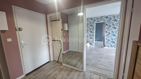 En EXCLUSIVITÉ, sur la commune de NANTES, dans le  quartier ERDRE - LA BEAUJOIRE, quartier recherché, au calme et proches des commerces, je vous propose ce bel appartement de Type 4.

Au 4ème et DERNIER ETAGE, avec Ascenseur,  vous profiterez de :

Un HALL d'entrée avec placard, une cuisine AMÉNAGÉE et ÉQUIPÉE,  une PIECE DE VIE  avec Balcon, une chambre donnant également sur ce Balcon.
Un dégagement vous amène vers le coin nuit avec  2 autres chambres avec placards, une salle d'eau et un wc indépendant. 

De beaux volumes avec beaucoup de rangements pour cet appartement LUMINEUX et FONCTIONNEL..  Fenêtres PVC double vitrage, charges 1600/an 

Un Local à vélo, une place de PARKING complète ce bien.  Possibilité d'acquérir un BOX FERMÉ de 12 m2 env. 

LA RÉSIDENCE est entourée de verdure, dans un environnement paisible, proche de toutes les commodités. 

Idéal PREMIÈRE ACQUISITION  ou INVESTISSEUR   

Contact pour visite : Véronique PERROUIN au 06 66 06 50 01 ou par mail vperrouin@bskimmobilier.com ou Isabelle BASSAC au 06 33 64 15 64, mail i.bassac@bskimmobilier.com