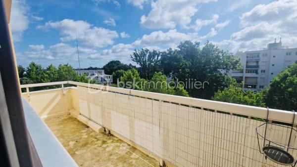 En EXCLUSIVITÉ, sur la commune de NANTES, dans le  quartier ERDRE - LA BEAUJOIRE, quartier recherché, au calme et proches des commerces, je vous propose ce bel appartement de Type 4.

Au 4ème et DERNIER ETAGE, avec Ascenseur,  vous profiterez de :

Un HALL d'entrée avec placard, une cuisine AMÉNAGÉE et ÉQUIPÉE,  une PIECE DE VIE  avec Balcon, une chambre donnant également sur ce Balcon.
Un dégagement vous amène vers le coin nuit avec  2 autres chambres avec placards, une salle d'eau et un wc indépendant. 

De beaux volumes avec beaucoup de rangements pour cet appartement LUMINEUX et FONCTIONNEL..  Fenêtres PVC double vitrage, charges 1600/an 

Un Local à vélo, une place de PARKING complète ce bien.  Possibilité d'acquérir un BOX FERMÉ de 12 m2 env. 

LA RÉSIDENCE est entourée de verdure, dans un environnement paisible, proche de toutes les commodités. 

Idéal PREMIÈRE ACQUISITION  ou INVESTISSEUR   

Contact pour visite : Véronique PERROUIN au 06 66 06 50 01 ou par mail vperrouin@bskimmobilier.com ou Isabelle BASSAC au 06 33 64 15 64, mail i.bassac@bskimmobilier.com