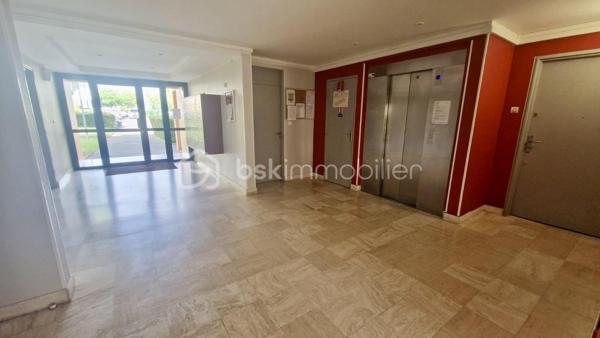 En EXCLUSIVITÉ, sur la commune de NANTES, dans le  quartier ERDRE - LA BEAUJOIRE, quartier recherché, au calme et proches des commerces, je vous propose ce bel appartement de Type 4.

Au 4ème et DERNIER ETAGE, avec Ascenseur,  vous profiterez de :

Un HALL d'entrée avec placard, une cuisine AMÉNAGÉE et ÉQUIPÉE,  une PIECE DE VIE  avec Balcon, une chambre donnant également sur ce Balcon.
Un dégagement vous amène vers le coin nuit avec  2 autres chambres avec placards, une salle d'eau et un wc indépendant. 

De beaux volumes avec beaucoup de rangements pour cet appartement LUMINEUX et FONCTIONNEL..  Fenêtres PVC double vitrage, charges 1600/an 

Un Local à vélo, une place de PARKING complète ce bien.  Possibilité d'acquérir un BOX FERMÉ de 12 m2 env. 

LA RÉSIDENCE est entourée de verdure, dans un environnement paisible, proche de toutes les commodités. 

Idéal PREMIÈRE ACQUISITION  ou INVESTISSEUR   

Contact pour visite : Véronique PERROUIN au 06 66 06 50 01 ou par mail vperrouin@bskimmobilier.com ou Isabelle BASSAC au 06 33 64 15 64, mail i.bassac@bskimmobilier.com