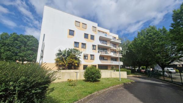 En EXCLUSIVITÉ, sur la commune de NANTES, dans le  quartier ERDRE - LA BEAUJOIRE, quartier recherché, au calme et proches des commerces, je vous propose ce bel appartement de Type 4.

Au 4ème et DERNIER ETAGE, avec Ascenseur,  vous profiterez de :

Un HALL d'entrée avec placard, une cuisine AMÉNAGÉE et ÉQUIPÉE,  une PIECE DE VIE  avec Balcon, une chambre donnant également sur ce Balcon.
Un dégagement vous amène vers le coin nuit avec  2 autres chambres avec placards, une salle d'eau et un wc indépendant. 

De beaux volumes avec beaucoup de rangements pour cet appartement LUMINEUX et FONCTIONNEL..  Fenêtres PVC double vitrage, charges 1600/an 

Un Local à vélo, une place de PARKING complète ce bien.  Possibilité d'acquérir un BOX FERMÉ de 12 m2 env. 

LA RÉSIDENCE est entourée de verdure, dans un environnement paisible, proche de toutes les commodités. 

Idéal PREMIÈRE ACQUISITION  ou INVESTISSEUR   

Contact pour visite : Véronique PERROUIN au 06 66 06 50 01 ou par mail vperrouin@bskimmobilier.com ou Isabelle BASSAC au 06 33 64 15 64, mail i.bassac@bskimmobilier.com