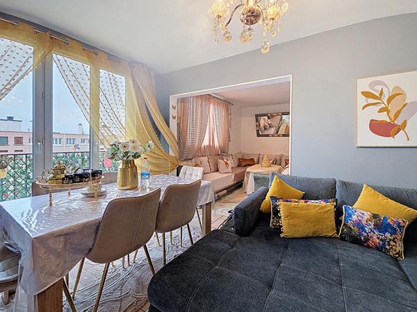 Appartement 4 pièces Dreux, proche commerces et écoles, résidence sécurisée avec gardien et ascenseur, avec Cave + Parking