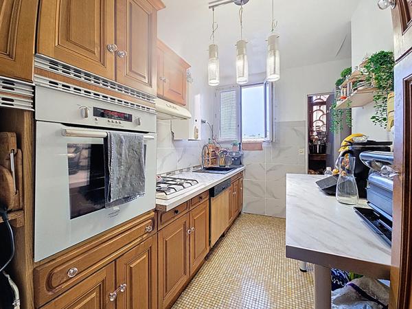 Appartement 4 pièces Dreux, proche commerces et écoles, résidence sécurisée avec gardien et ascenseur, avec Cave + Parking