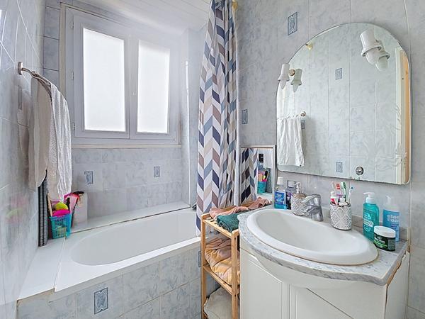 Appartement 4 pièces Dreux, proche commerces et écoles, résidence sécurisée avec gardien et ascenseur, avec Cave + Parking