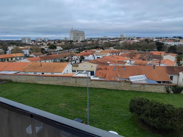 Grand T2 avec balcon, cave et stationnement - Laleu,  
La rochelle 17000