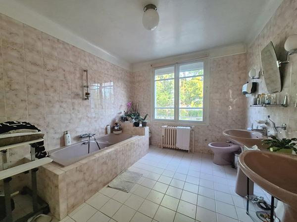 Maison Arnage - 233 m² - 7 chambres - T2 indépendant - Piscine couverte
