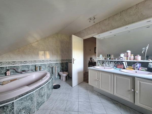 Maison Arnage - 233 m² - 7 chambres - T2 indépendant - Piscine couverte