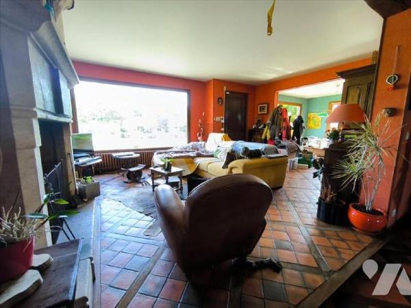 Cette propriété se situe à Acquigny, village avec toutes les commodités et écoles. La maison pr...