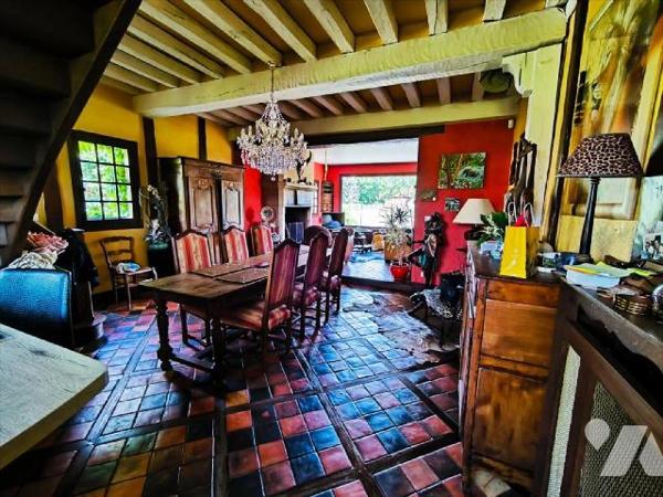 Cette propriété se situe à Acquigny, village avec toutes les commodités et écoles. La maison pr...