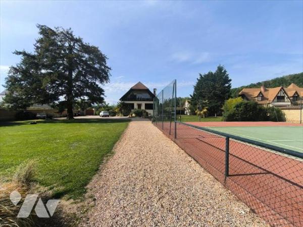 Cette propriété se situe à Acquigny, village avec toutes les commodités et écoles. La maison pr...