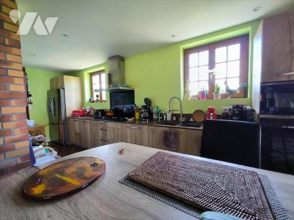 Cette propriété se situe à Acquigny, village avec toutes les commodités et écoles. La maison pr...