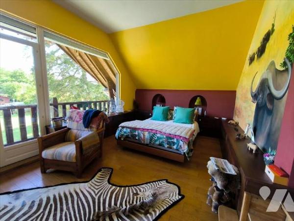 Cette propriété se situe à Acquigny, village avec toutes les commodités et écoles. La maison pr...