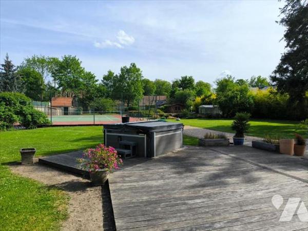 Cette propriété se situe à Acquigny, village avec toutes les commodités et écoles. La maison pr...