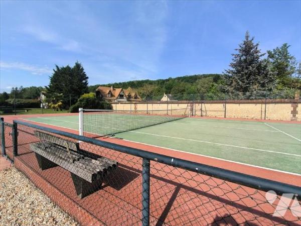 Cette propriété se situe à Acquigny, village avec toutes les commodités et écoles. La maison pr...