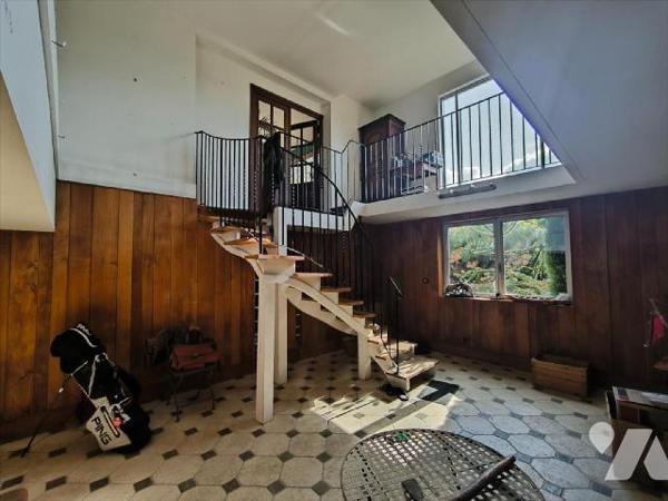 Cette propriété se situe à Acquigny, village avec toutes les commodités et écoles. La maison pr...