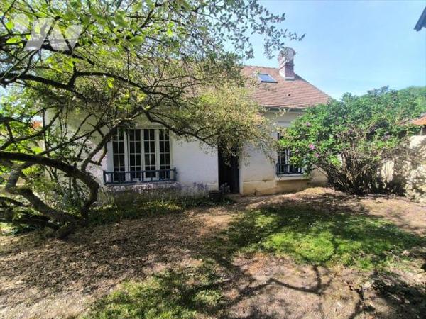 Cette propriété se situe à Acquigny, village avec toutes les commodités et écoles. La maison pr...