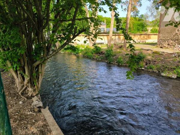 Cette propriété se situe à Acquigny, village avec toutes les commodités et écoles. La maison pr...