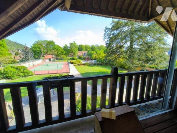 Cette propriété se situe à Acquigny, village avec toutes les commodités et écoles. La maison pr...