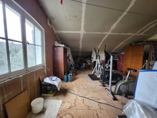 Villa - 150 m² habitable de plain-pied et 50 m² de garages attenants - combles et dépendances - 3390 m² Laurac-en-Vivarais (07110)