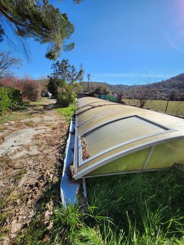 Villa - 150 m² habitable de plain-pied et 50 m² de garages attenants - combles et dépendances - 3390 m² Laurac-en-Vivarais (07110)