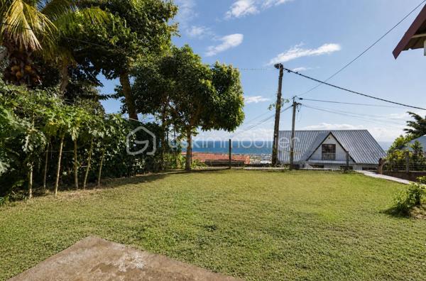 Situé dans le secteur très prisé de Bois-de-nèfles à Sainte-Clotilde, dans un quartier calme. Sur un terrain de 731m², cet ensemble immobilier offre un fort potentiel pour une grande famille ou un projet d'investissement locatif.
Des locataires sont actuellement logés dans le T3 pour un bail d'un an se terminant en juillet 2027 : loyer 850€/mois TTC

Caractéristiques : 

-Vue mer
-9 places de parking
-Jardin
-Atelier de travail
-Potager
-2 maisons mitoyennes un T4 et un T3 
-5 chambres au total
-1 étage menant aux combles aménageables 
-2 terrasses

Proche de toutes commodités : commerces, écoles, transports en commun
Des travaux seront tout de même à prévoir. 

Pour plus d'informations ou pour organiser une visite, contactez nous