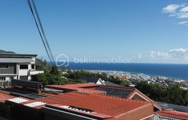 Situé dans le secteur très prisé de Bois-de-nèfles à Sainte-Clotilde, dans un quartier calme. Sur un terrain de 731m², cet ensemble immobilier offre un fort potentiel pour une grande famille ou un projet d'investissement locatif.
Des locataires sont actuellement logés dans le T3 pour un bail d'un an se terminant en juillet 2027 : loyer 850€/mois TTC

Caractéristiques : 

-Vue mer
-9 places de parking
-Jardin
-Atelier de travail
-Potager
-2 maisons mitoyennes un T4 et un T3 
-5 chambres au total
-1 étage menant aux combles aménageables 
-2 terrasses

Proche de toutes commodités : commerces, écoles, transports en commun
Des travaux seront tout de même à prévoir. 

Pour plus d'informations ou pour organiser une visite, contactez nous