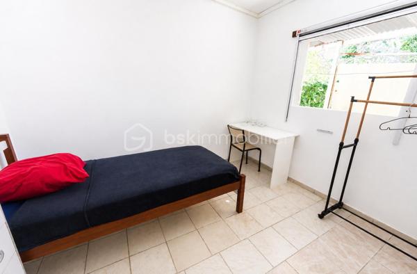 Situé dans le secteur très prisé de Bois-de-nèfles à Sainte-Clotilde, dans un quartier calme. Sur un terrain de 731m², cet ensemble immobilier offre un fort potentiel pour une grande famille ou un projet d'investissement locatif.
Des locataires sont actuellement logés dans le T3 pour un bail d'un an se terminant en juillet 2027 : loyer 850€/mois TTC

Caractéristiques : 

-Vue mer
-9 places de parking
-Jardin
-Atelier de travail
-Potager
-2 maisons mitoyennes un T4 et un T3 
-5 chambres au total
-1 étage menant aux combles aménageables 
-2 terrasses

Proche de toutes commodités : commerces, écoles, transports en commun
Des travaux seront tout de même à prévoir. 

Pour plus d'informations ou pour organiser une visite, contactez nous