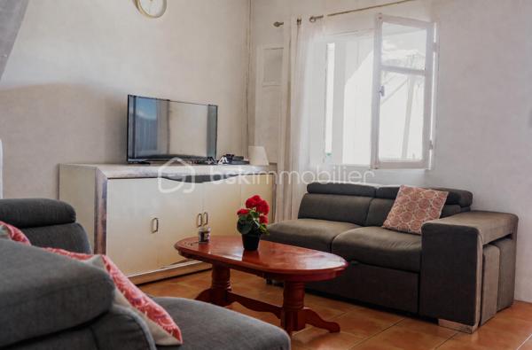 Situé dans le secteur très prisé de Bois-de-nèfles à Sainte-Clotilde, dans un quartier calme. Sur un terrain de 731m², cet ensemble immobilier offre un fort potentiel pour une grande famille ou un projet d'investissement locatif.
Des locataires sont actuellement logés dans le T3 pour un bail d'un an se terminant en juillet 2027 : loyer 850€/mois TTC

Caractéristiques : 

-Vue mer
-9 places de parking
-Jardin
-Atelier de travail
-Potager
-2 maisons mitoyennes un T4 et un T3 
-5 chambres au total
-1 étage menant aux combles aménageables 
-2 terrasses

Proche de toutes commodités : commerces, écoles, transports en commun
Des travaux seront tout de même à prévoir. 

Pour plus d'informations ou pour organiser une visite, contactez nous